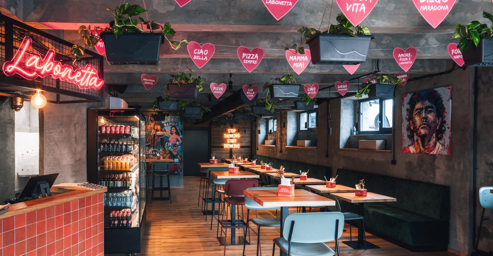 Interiér restaurace Labonetta s neonovým nápisem a srdíčkovými dekoracemi